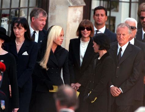 lady diana funerale versace|30 Heartbreaking Photos of Princess Diana's Funeral.